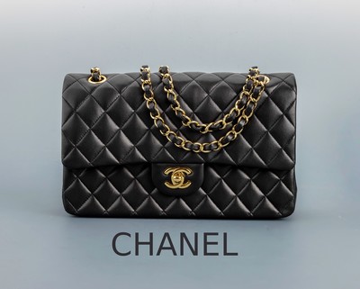 CHANEL Handtasche, "Double Flap Bag", von 2013, feines schwarzes Lammleder in typ. Chanel-Stepp, goldfarb. Hardware, doppelter ...
