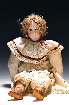 Französische Modepuppe, Gaultier, wohl um 1880, Porzellankopf mit blauen Glasaugen, drehbarer Porzellankopf auf Porzellanschulter, blaue ...