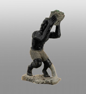 Steinskulptur mit Smaragd, Darstellung eines Bergarbeiters, aus einem Stück Stein gearbeitet, Smaragdstufe in den Händen haltend, H. ca. 68 cm, ...