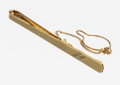 14 kt Gold Brillant-Krawattenklammer, GG 585/000, schlicht, 2 Brillanten zus. ca. 0.02 ct Weiß/si, L. ca. 5.7 cm, Sicherheitskettchen, ca. 6.5 g