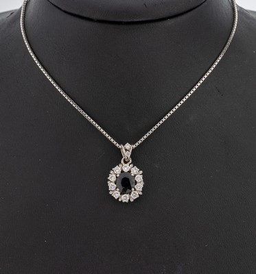 14 kt Gold Saphir-Brillant-Anhänger, 1970er Jahre, WG 585/000, ovalfacett. Saphir ca. 2.40 ct, 12 Brillanten zus. ca. 1.20 ct Weiß/si, an Kette, ...