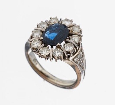 14 kt Gold Saphir-Brillant-Ring, WG 585/000, ovalfacett. Saphir ca. 3.0 ct, umgeben von 10 Brillanten zus. ca. 1.0 ct Weiß/si, Ringschultern mit 12 ...