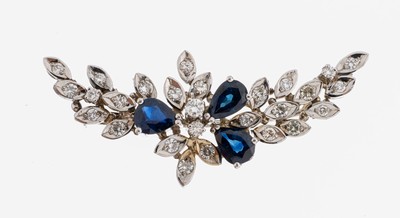 14 kt Gold Saphir-Brillant-Brosche, 1970er Jahre, WG 585/000, floral, 3 facett. Saphir-Tropfen zus. ca. 4.30 ct, 27 Brillanten zus. ca. 0.70 ct ...
