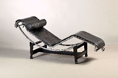 Cassina Liege LC4, Entwurf Le Corbusier 1928 , Stahlrohrgestell verchromt, Liege im schwarzen Leder, signiert, ca. 67 x 60 x 170 cm, EZ 2