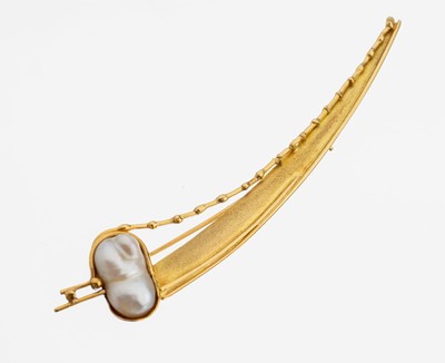 18 kt Gold Perl-Brosche, GG 750/000 gepr., part sat., außergewöhnliche Gestaltung, unrunde Zuchtperle, L. ca. 9.6 cm, ca. 11.1 g