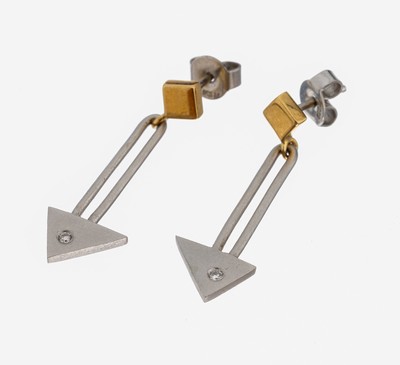 Paar Platin Brillant-Ohrstecker, Pt 950, außergewöhnliche Form, länglich bewegl., kl. quadratisches GG Element, 2 Brillanten zus. ca. 0.05 ct ...