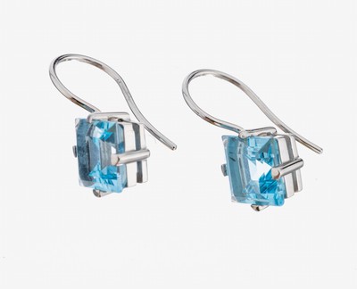 Paar 14 kt Gold Topas-Ohrhänger, WG 585/000, schlicht, 2 facett. Blautopas-Carrees(beh.), ca. 3.8 g