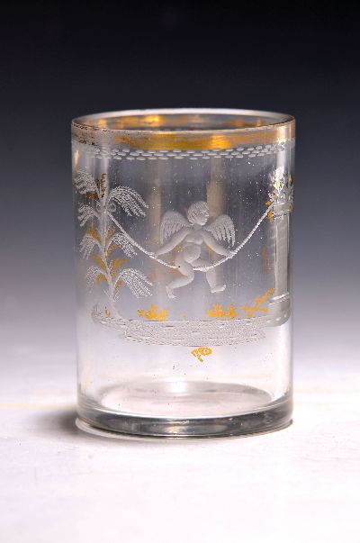 Klassizistischer Becher, um 1800, farbloses Glas, geschliffener Dekor, Amorette auf Seil schaukelnd in stil. Landschaft, Goldrand berieben, golden ...