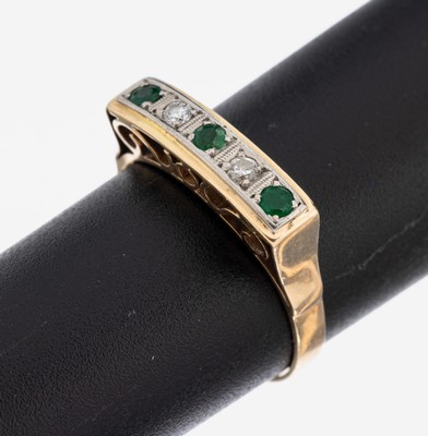 14 kt Gold Smaragd-Brillant-Ring, GG 585/000, 3 rundfacett. Smaragde zus. ca. 0.06 ct, 2 Brillanten zus. ca. 0.06 ct Weiß/si, RW 57, ca. 2.9 g
