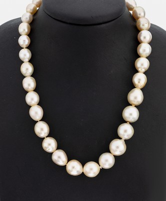 Zuchtperl-Collier mit 18 kt Gold Schließe, GG 750/000, 34 unrunde Südseezuchtperlen im Verlauf, D. ca. 9.5-13.9 mm, L. ca. 45 cm, ...