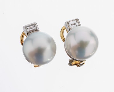 Paar 18 kt Gold Perl-Diamant-Ohrstecker, GG/WG 750/000, 2 Südseezuchtperlen, D. ca. 11.8 mm, 2 Diamant-Baguettes zus. ca. 0.40 ct 0.40 ct feines ...