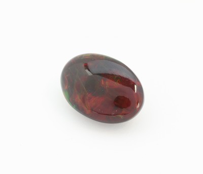 Loser Schwarzopal, ca. 13.57 ct, Äthiopien, ovaler Cabochon, Farbspiel in Rot, Blau und Grün