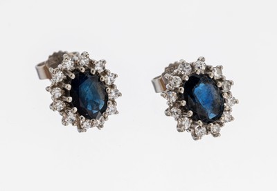 Paar 14 kt Gold Saphir-Diamant-Ohrstecker, WG 585/000, 2 ovalfacett. Saphire zus. ca. 1.20 ct, 24 8/8-Diamanten zus. ca. 0.20 ct Weiß/si, ca. 3.3 g