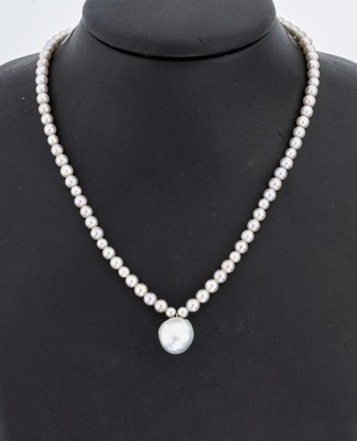 Perl-Collier mit 14 kt Gold Schließe, WG 585/000, silbergraue Akoyazuchtperlen, D. ca. 4.6 mm, mittig gr. Südseezuchtperle, l. unrund, D. ca. 13 ...