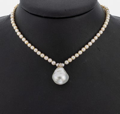 Perl-Brillant-Collier mit 14 kt Gold Schließe, WG 585/000, Akoyazuchtperlen, D. ca. 3.3 mm, Mittelteil mit Südseezuchtperle, unrund, D. ca. 12.6 ...