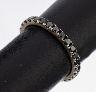 18 kt Gold Diamant-Ring, WG 750/000, 29 schwarze Diamanten (beh.) zus. ca. 1.0 ct (grav.), RW 54, ca. 1.7 g
