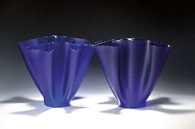Paar blaue Fazzoletto-Vasen, Fontana Arte, Italien, dunkelblau blau eingefärbtes Glas, vielfach eingezogene Mündung, H. je 31 cm