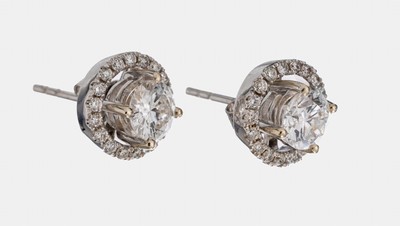 Paar 18 kt Gold Brillant-Ohrstecker, WG 750/000, 2 Brillanten zus. ca. 1.02 ct feines Weiß-Weiß/vs-si, abnehmbare Kränze, 36 Brillanten zus. ca. ...