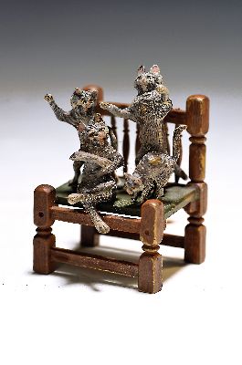 Wiener Bronze, signiert Bergmann, 4 Katzen auf einem Stuhl, Bronze, farbig staffiert, H. 7cm