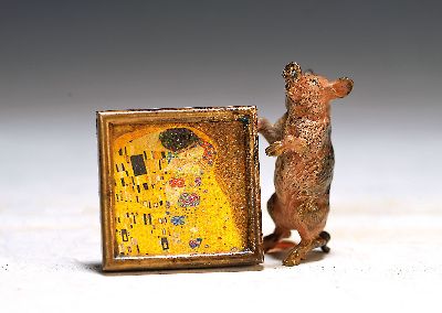 Wiener Bronze, signiert Franz Bergmann, Künstler Schwein, Bronze, farbig staffiert, Schwein nebst dem Kuss von Gustav Klimt, H. 4 ,5 cm