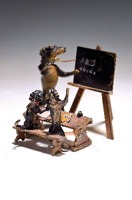 Wiener Bronze, signiert Franz Bergmann, Dackelschule, Bronze, farbig staffiert, 2 Dackelkinder vor einem Dackellehrer an der Tafel, H. 8cm