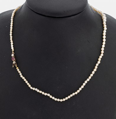 Perl-Collier mit 14 kt Gold Rubin-Diamant -Schließe, um 1900, RG 585/000 gepr., im Verlauf, Orientperlen, D. ca. 2.6-4.8 mm, Kastenschloss mit ...