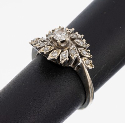 18 kt Gold Diamant Ring, WG 750/000, ein Brillant ca. 0.22 ct Weiß/si, 14 8/8-Diamanten zus. ca. 0.21 ct Weiß/si, RW 53, ca. 4.4 g