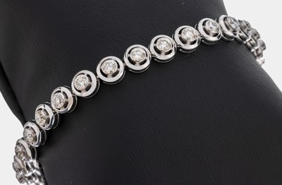18 kt Gold Brillant-Armband, WG 750/000, 29 Brillanten zus. ca. 5.0 ct Weiß- l.get.Weiß/si, L. ca. 20 cm, Kastenschloss mit2 Sicherheitsachten, ...