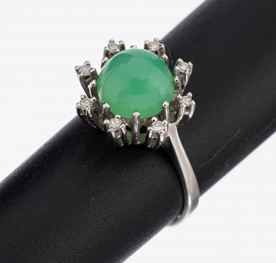 14 kt Gold Achat-Brillant-Ring, WG 585/000,runder Achatcabochon ca. 5.0 ct, umrahmt von 8 Brillanten zus. ca. 0.16 ct Weiß/si, RW 56, ca. 4.45 g