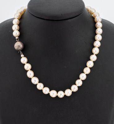 Zuchtperl-Collier, Akoyazuchtperlen, l. unrund, D. ca. 8.3-8.5 mm, L. ca. 96 cm, Kugelschließe 925er Silber
