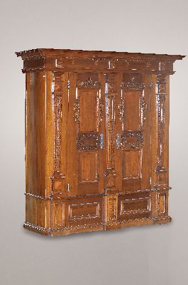 Renaissance Schrank, dat. 1639, Schweiz, Nußbaumfurnier, zweitürig, Türen vierfach kassettiert, aufgelegte Schnitzereien mit Akanthus und Voluten, ...