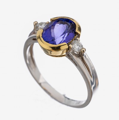 18 kt Gold Tansanit-Brillant-Ring, WG/GG 750/000, in GG gefasster ovalfacett. Tansanit ca. 3.2 ct, 2 Brillanten zus. ca. 0.20 ct Weiß/si, RW 61, ...