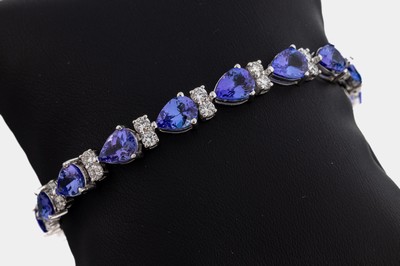 18 kt Gold Tansanit-Brillant-Armband, WG 750/000, 16 facett. Tansanit-Tropfen zus. ca. 12.0 ct, 32 Brillanten zus. ca. 3.20 ct ...