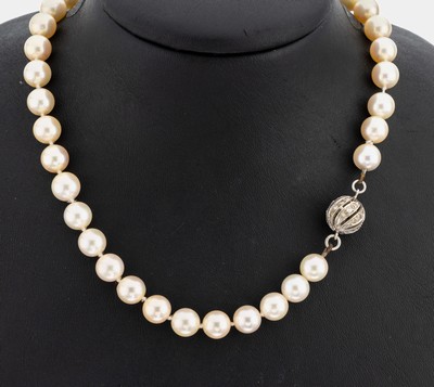 Perl-Collier mit 14 kt Gold Diamant-Schließe, WG 585/000, Akoyazuchtperlen, D. ca. 8.5- 8.8 mm, Kugelschließe mit 8/8-Diamanten zus. ca. 0.30 ct ...