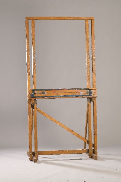 Große Staffelei, 20 Jh., Holz, mit Gebr.-sp.bzw. Farbresten, verstellbar, ca. 206x100x69 cm