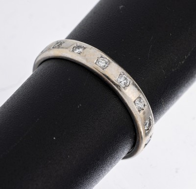 14 kt Gold Brillant-Ring, WG 585/000, 16 Brillanten zus. ca. 0.20 ct feines Weiß- Weiß/si, RW 53, ca. 2.1 g, innen pers. Inschrift