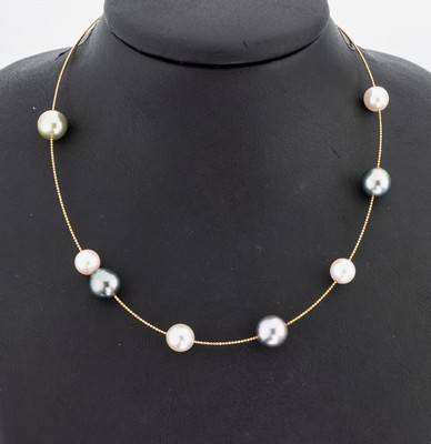 18 kt Gold Perl-Collier, GG 750/000, schlichte zarte Gestaltung, 9 Akoyazuchtperlenteilw. gefärbt, D. ca. 7.9-10.2 mm, L. ca. 42 cm, ...