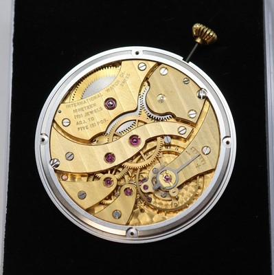 IWC vergoldetes Taschenuhrwerk Kaliber 9520,Schweiz um 1970, verg. Werk m. Streifenschl., 19 St., 5 Adj., Emailfarb. Zifferbl. m. röm. Zahlen, ...