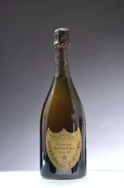 1 Flasche 1993 Moet et Chandon Cuvee Dom Perignon Vintage, Champagne, ca. 75cl, 12 ,5%Vol, guter Zustand, orig. Karton lädiert