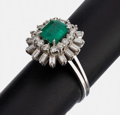 18 kt Gold Smaragd-Diamant-Ring, 1970er Jahre, WG 750/000, Aufbau in mehreren Ebenen, mittig Smaragd im Emerald Cut ca. 1.80 ct, 14 Brillanten und 16 ...