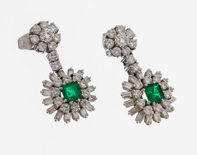 Paar 18 kt Gold Smaragd-Diamant-Ohrstecker, WG 750/000, 1970er Jahre, länglich bewegl., 2 Smaragde im Emerald Cut zus. ca. 0.45 ct, 38 Brillanten ...