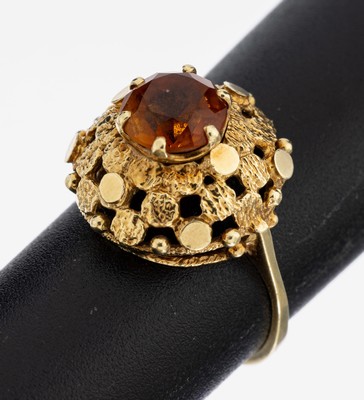 14 kt Gold Citrin-Ring, 1950er Jahre, GG 585/000, hoher Aufbau, Goldplättchen poliert und strukturiert, Granalien, rundfacett. Citrin ca. 1.20 ct, ...