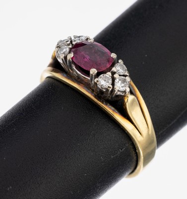 14 kt Gold Rubin-Brillant-Ring, GG/WG 585/000, ovalfacett. Rubin ca. 0.90 ct, 6 Brillanten zus. ca. 0.18 ct Weiß/si, ca. 3.7 g, RW 55