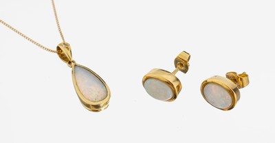 18 und 14 kt Gold Opal-Konvolut, best. aus:1 Anhänger, GG 750/000, tropfenf. Opal- Cabochon ca. 3.19 ct, an Kette, L. ca. 45 cm, und 1 Paar ...