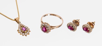 14 kt Gold Rubin-Konvolut, GG 585/000, best. aus: 1 Ring, RW 53, ovalfacett. Rubin ca. 0.80 ct, 10 Brillanten zus. ca. 0.26 ct Weiß-l.get.Weiß/p, ...