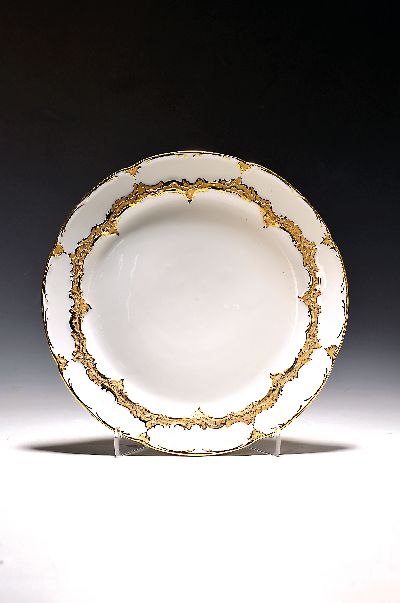 Große runde Platte, Meissen 20. Jh., 2. Wahl, X-Form, Relief matt- und glanzvergoldet, D. ca. 31cm