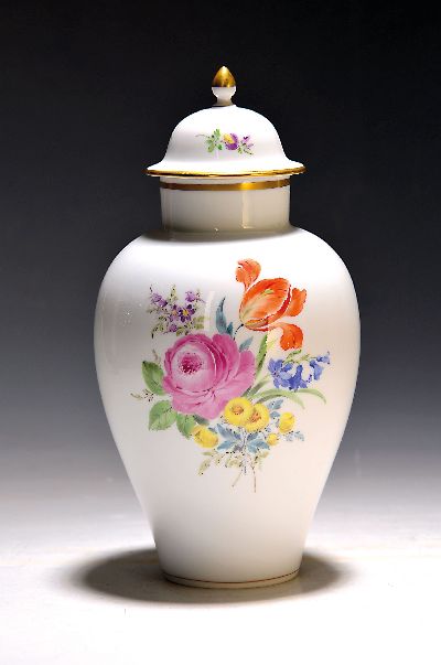 Deckelvase, Meissen, 20. Jh., 1. Wahl, bunte Blumenmalerei, Goldränder, H. ca. 24cm