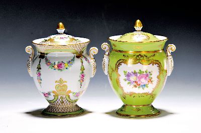 2 Deckelvasen, Dresden, um 1900, Porzellan, partiell grüngrundig, reiche Goldstaffage, Blumendekor, H. ca. 14.5cm