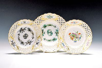 3 Zierteller, Meissen, 20. Jh., 1. Wahl, Ränder in Durchbrucharbeit mit reicher Goldstaffage, 1x Kakiemondekor 15.5cm, Hofdrache in schwarz 15.5cm, ...