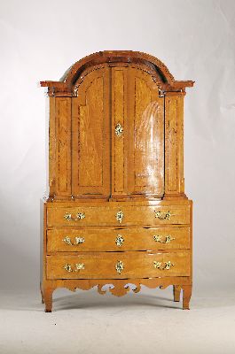 Aufsatzkommode, um 1740/50, wohl Schweden, Rüster-Ulmenfurnier, zweitürig, Bandintarsien in Edelhölzern, gebogte gegliederte Zarge, ...